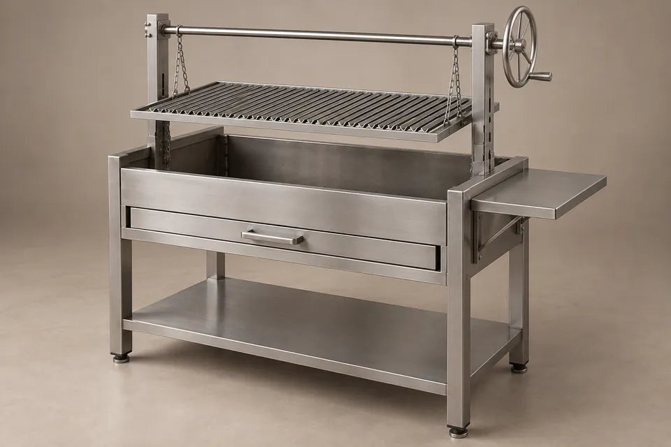 Configuración ilustrativa de asador argentino inoxidable con elevación, base y repisa inferior
